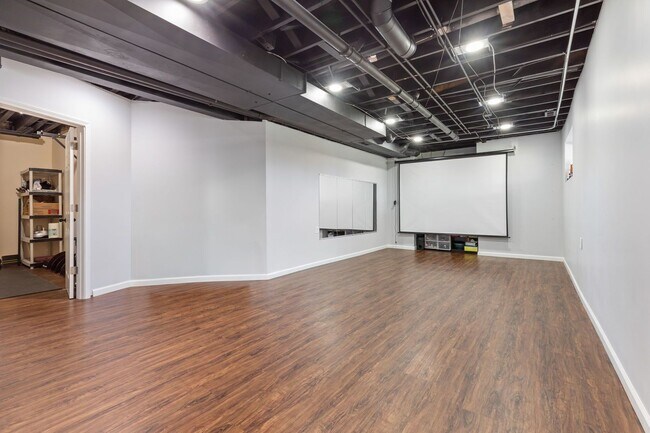 Building Photo - Incredibly beautiful 4 Bedroom 2.5 Bath Home