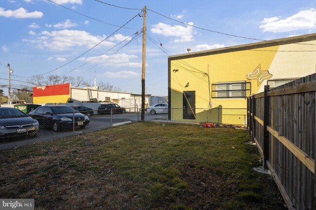 Building Photo - 555 S Marlyn Ave