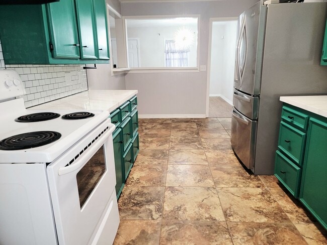 Building Photo - Spacious 3/2/1 with Additional Living Area/Game Room & Yard Service