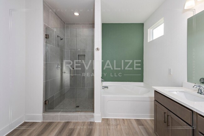 Building Photo - Charming Gold Fortified Home in Live Oak E...