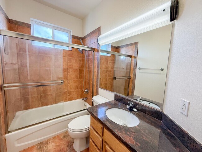 Building Photo - Albany Condo Features 2 Beds and 1.5 baths...