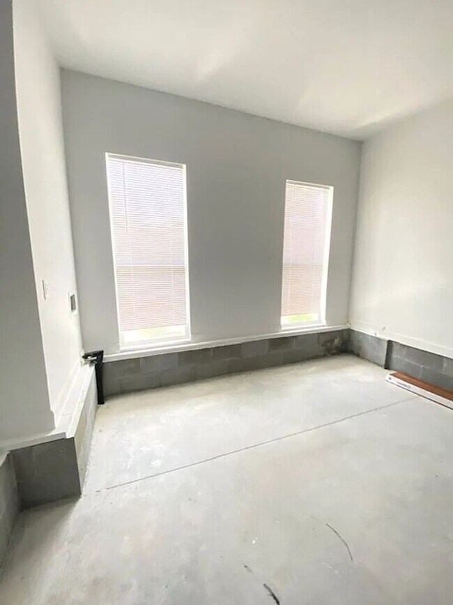 Building Photo - Spacious 3BR House 2 Blocks from the Beach