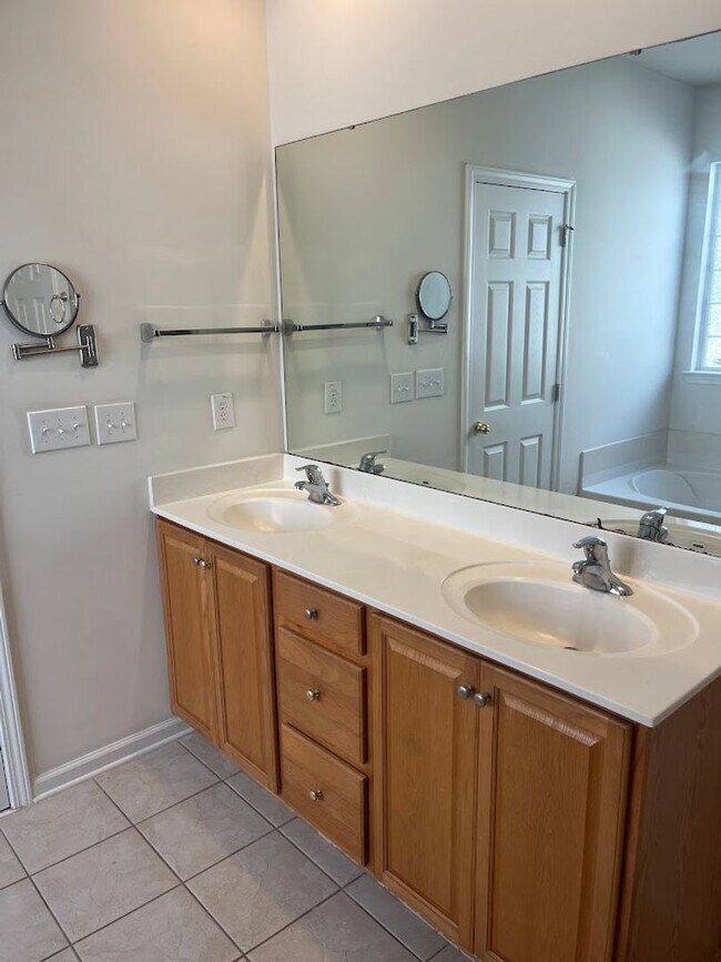 Building Photo - 1716 Waterbrook Dr