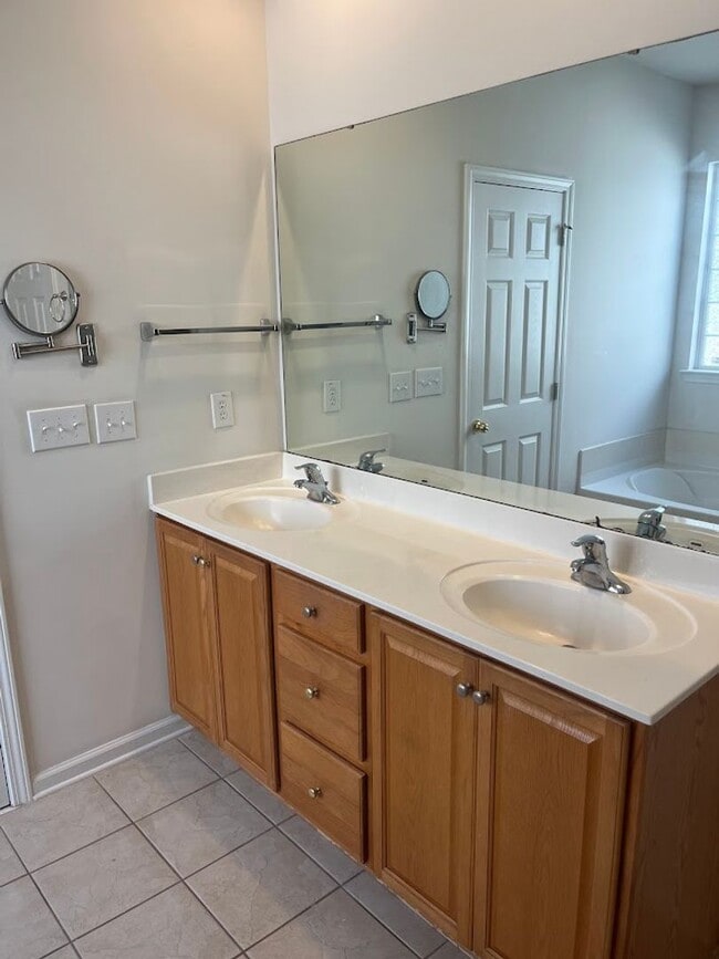 Building Photo - Available now. Great 4BR/3BA Home in Carol...