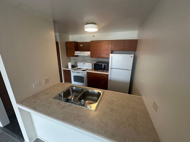 Building Photo - **PET FREINDLY** 2 BD / 1 BA Unit in Honolulu!