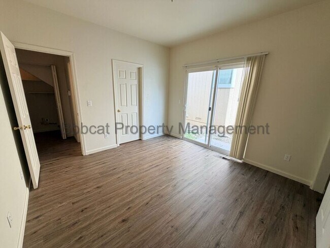 Building Photo - 1272 Woodside Dr