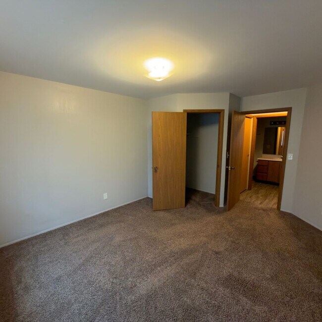 Building Photo - Large One Bedroom Apartment! Washer and Dryer in Unit!