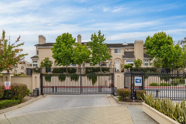 Building Photo - Chatelaine