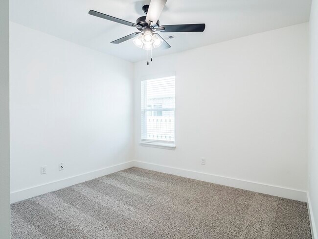 Building Photo - 1440 Emmerson St