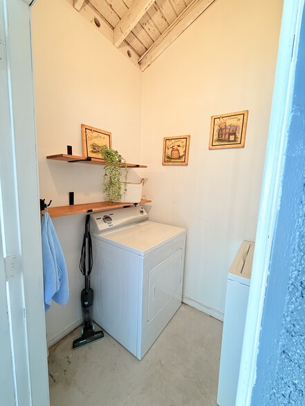 Building Photo - 387 Knox McRae Dr