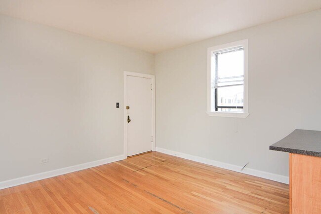 Building Photo - 728 W Barry Ave