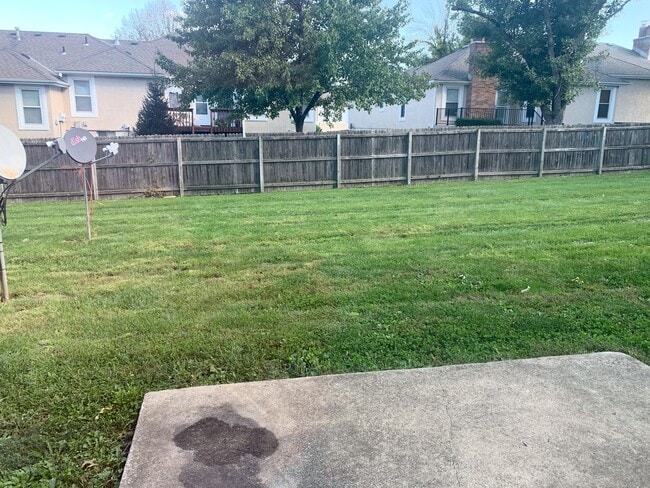 Building Photo - Spacious 3 bedroom with a great layout