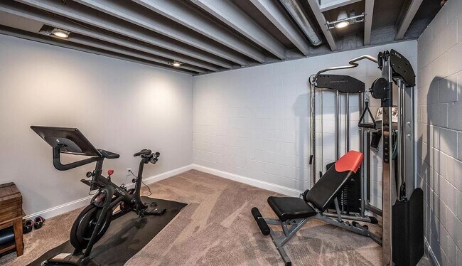 Workout room - 14185 Adelaide Ave