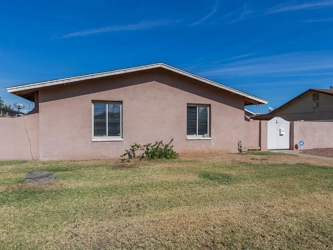 Building Photo - 2348 W Laurel Ln