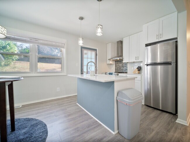 Building Photo - "Charming 2-Bedroom Retreat with Granite Elegance on Thornton Road!"