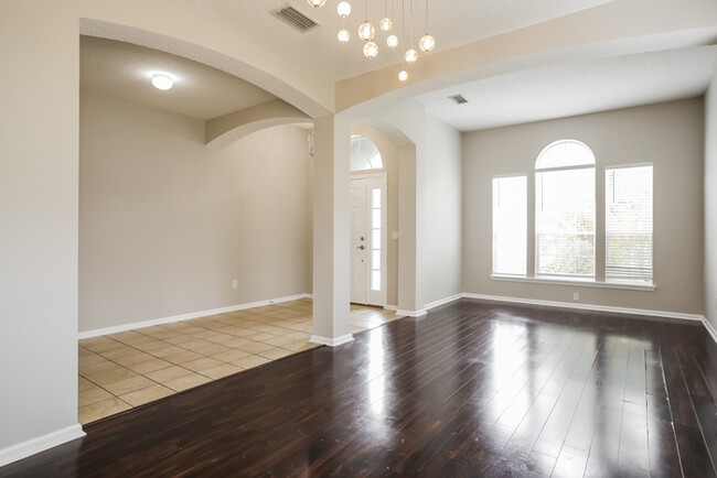 Building Photo - Large 3 Bedroom Jacksonville Home