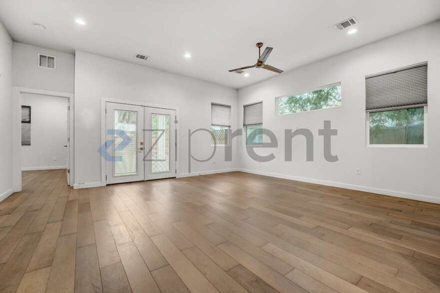 Building Photo - Unit A