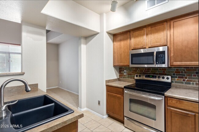 Building Photo - 900 S 94th St