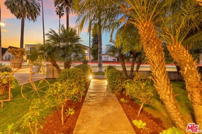 Building Photo - 326 N Doheny Dr