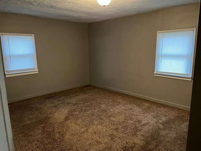 Building Photo - 3BR House | Garage + W/D Included | Large Yard | Pets Welcome | Chanute KS | Available April 8