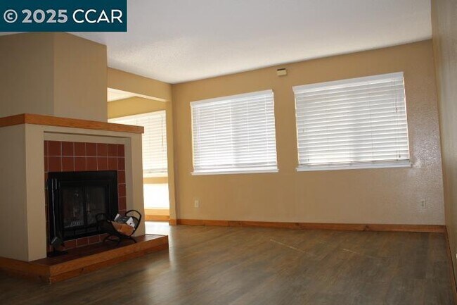 Building Photo - 1000 Evergreen Ter