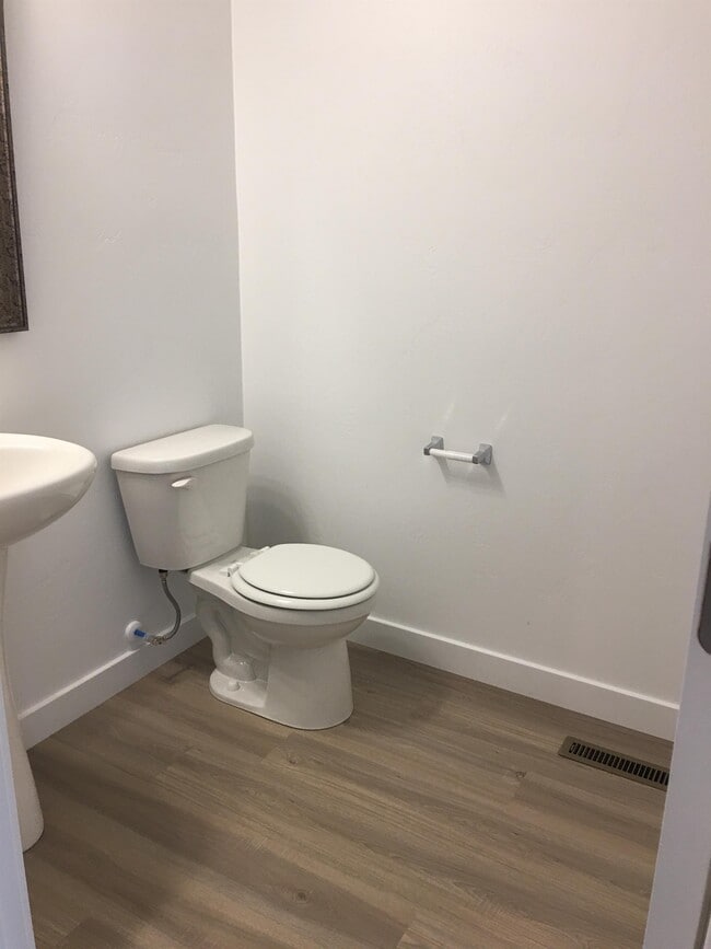 Building Photo - 597 N Orchard Dr