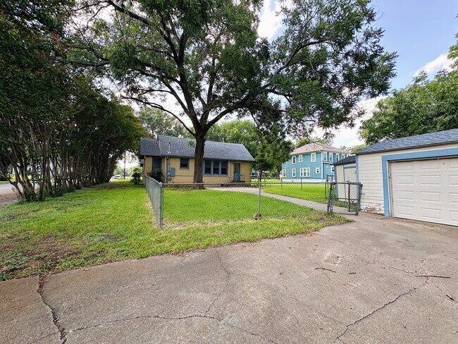 Building Photo - 2726 Sanger Ave