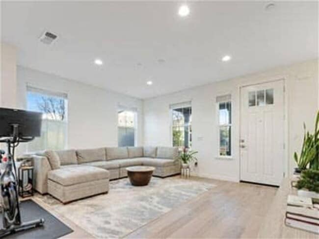 Building Photo - Beautiful, light filled home with EV charger, cozy backyard, very convenient SWSR location