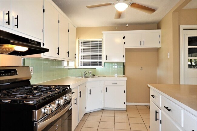 Building Photo - 114 Acacia Arch St