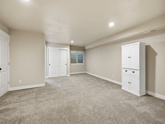 Building Photo - Gorgeous 3-Story Townhome in Excellent Fort Collins Location!