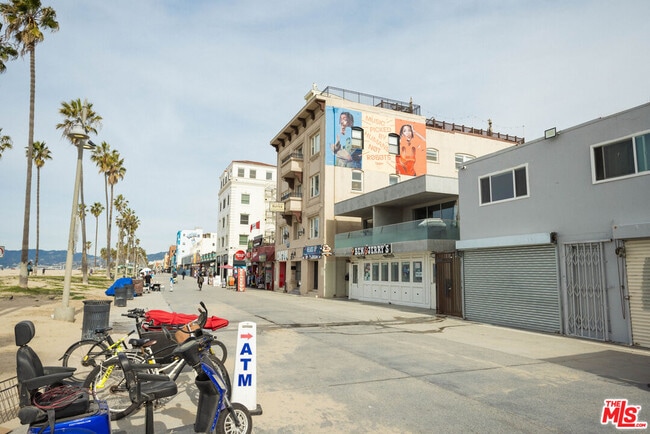 Building Photo - 1313 Ocean Front Walk
