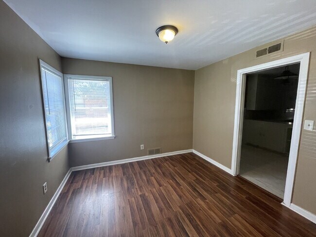 Building Photo - Stunning 3 Bedroom Home Located in the Med...