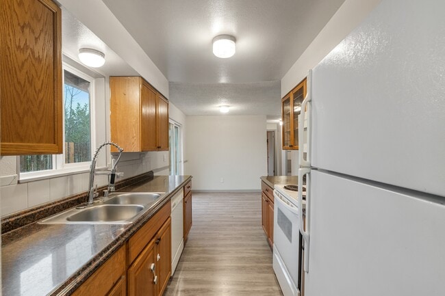 Building Photo - 744 W Marcy Ave