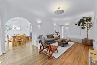 Building Photo - Furnished Two Bedroom Apartment In The Hea...