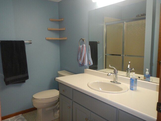 Building Photo - Nice 3 Bedroom 2.5 Bathroom house in Hudson