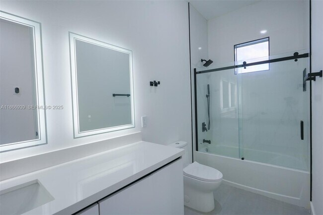 Building Photo - 5 SW 26th Pl