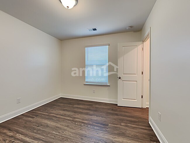 Building Photo - 330 Azore Way