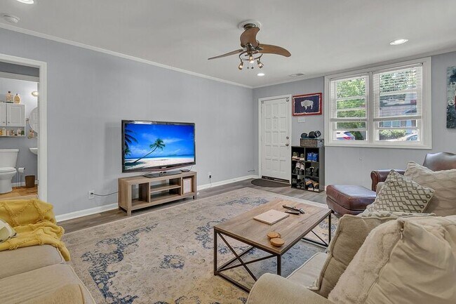 Building Photo - 1442 Agatha St