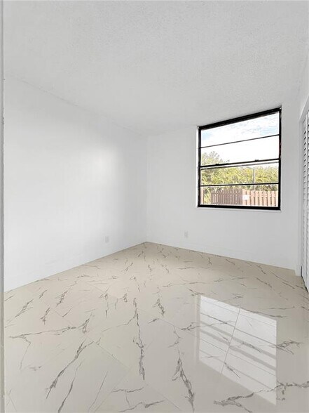 Building Photo - 211 Lake Pointe Dr