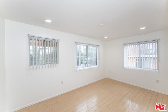 Building Photo - 339 Newland St