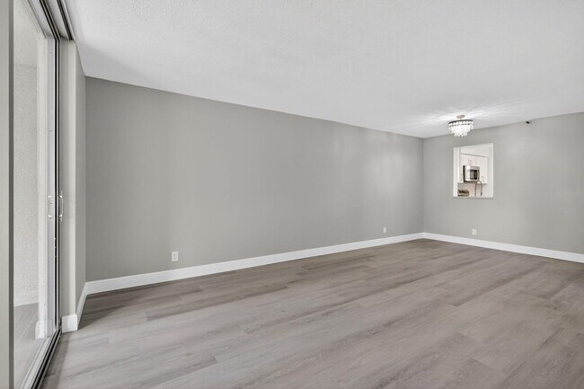 Building Photo - 14527 Bonaire Blvd