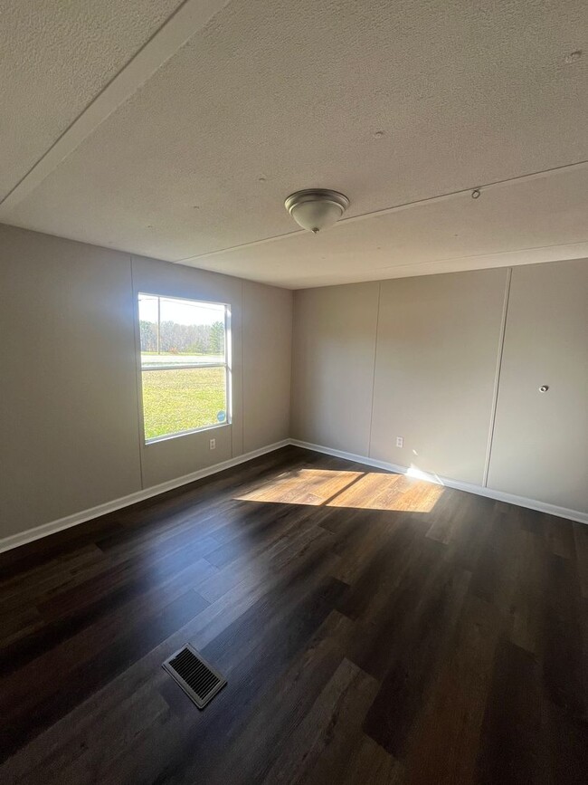 Building Photo - 1241 W Georgia Rd