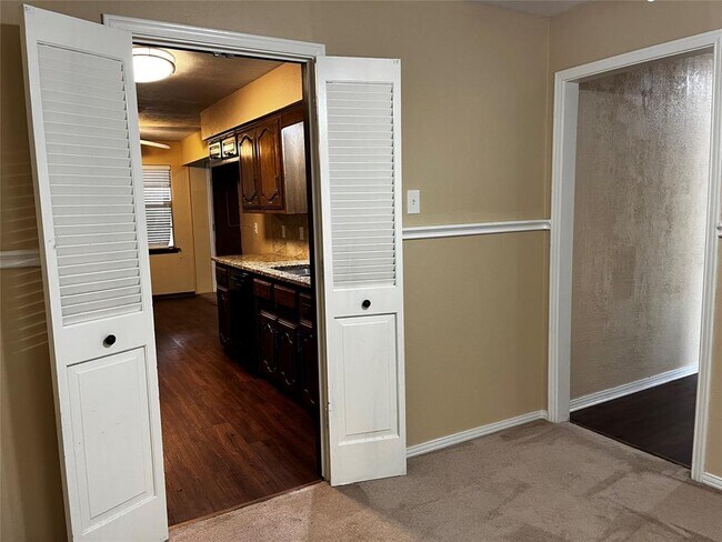 Building Photo - 1025 Cloverdale Ln
