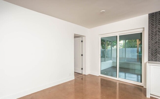 Building Photo - Biltmore District Luxury – 3 month leases avaialble 2,950.00