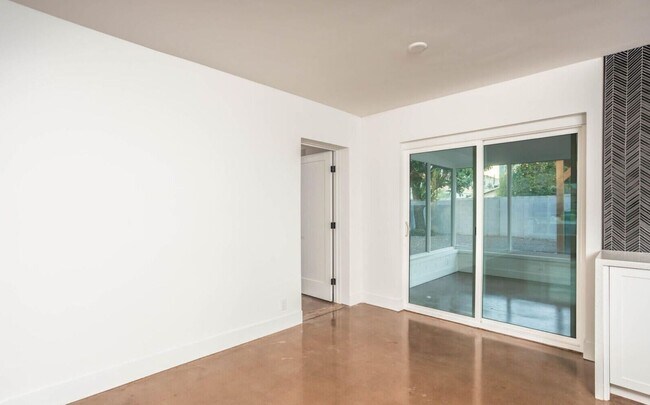 Building Photo - Biltmore District Luxury – Month-to-Month Only $4,500 (All Utilities Included!)