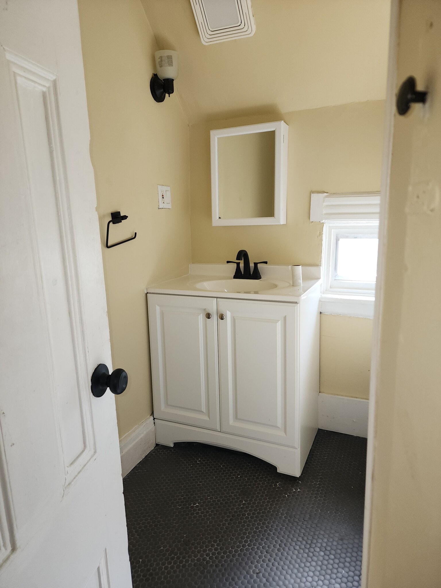 FULL BATH - 720 Madison Ave