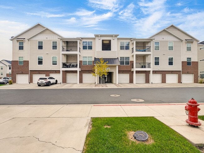 Building Photo - Spacious 3 Bed, 2 Bath Condo in The Exchange – Lehi, UT
