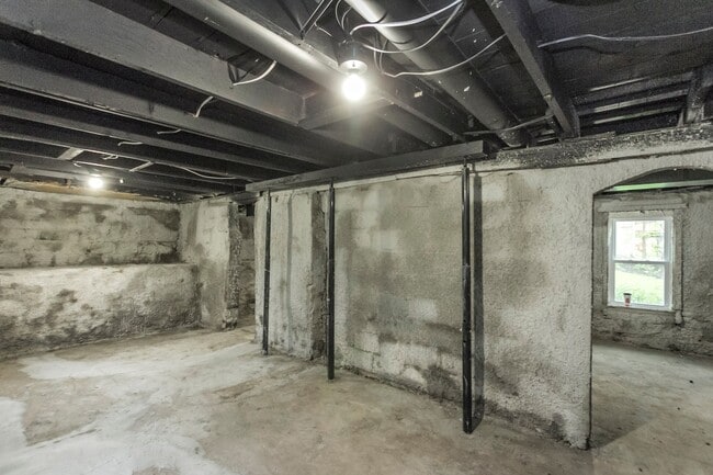 Building Photo - Adorable 2 Bedroom 1 Bath