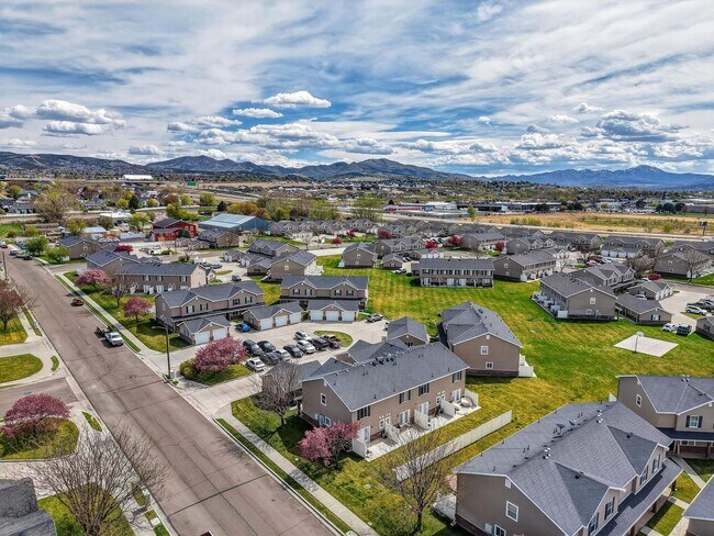 Building Photo - Must-See Apartment in Pheasant Ridge  Pocatello!
