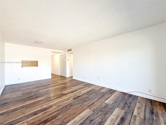 Building Photo - 5231 Geneva Ct